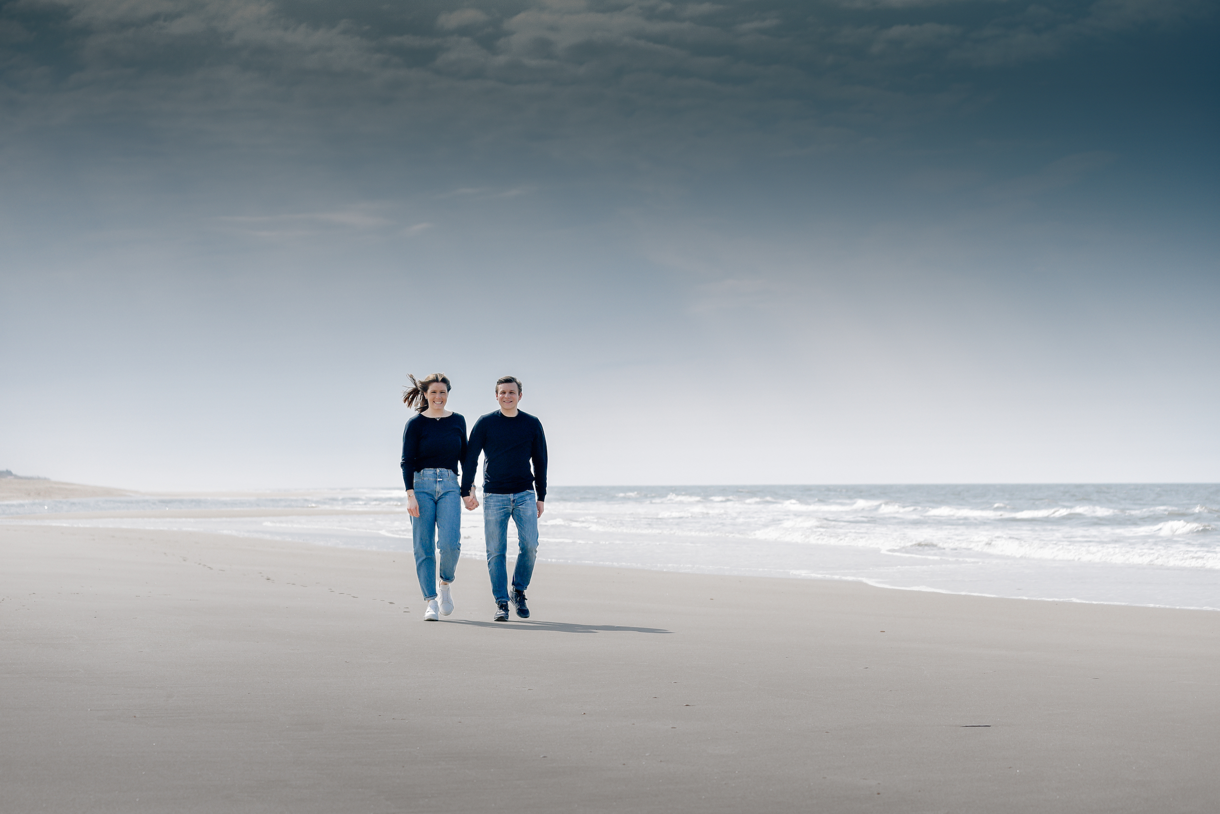 Pärchen beim Spaziergang am Strand